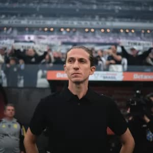 Filipe Luís assustou a torcida, mas garantiu a vaga ao estilo Simeone