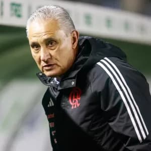 Tite barra medalhões e faz quatro mudanças no Flamengo; veja escalações