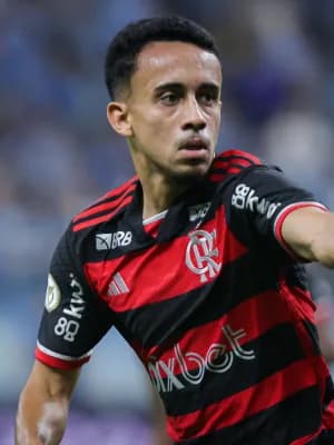 Como política de contratações deixou base em segundo plano no Flamengo