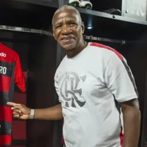 Entre Cláudio Coutinho e Adílio, Flamengo preferiu o jogador. E fez bem