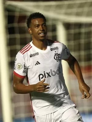 Carlinhos tem 'irmão' David Luiz e sintonia com Gabigol como aliados no Fla