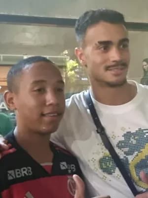 Reinier vê jogo do Fla e tem papo com Landim: 'Falou que tenho que voltar'