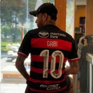 Neymar posa com camisa do Flamengo, e Gabigol elogia: 'Combinou muito'