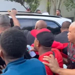 Organizadas do Flamengo cercam carros de jogadores e protestam no Ninho