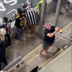 Torcedor do Atlético-MG faz gesto racista em direção a flamenguistas; veja