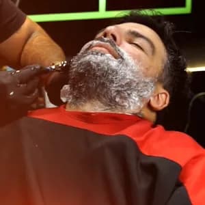 Apresentador perde aposta e tira barba ao vivo após Corinthians x Flamengo