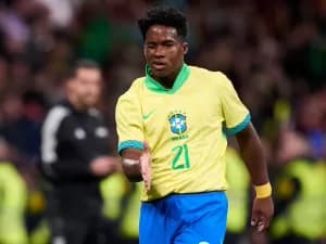 Faixa, pipoca e PM: Protesto deixa rastros no CT do Flamengo