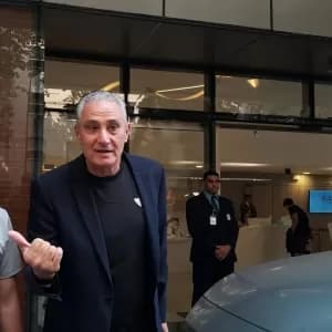 Tite deixa hospital após passar mal em jogo da Libertadores: 'Estou legal'