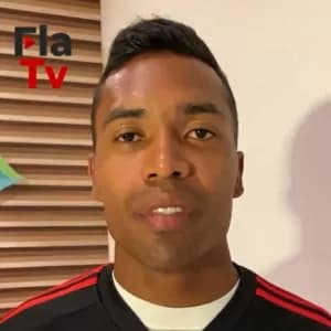 Alex Sandro desembarca no Rio, veste camisa do Flamengo e tem nº revelado
