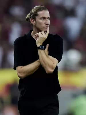 Filipe Luís comanda quem já o tirou de Copa e o deixou no banco do Flamengo