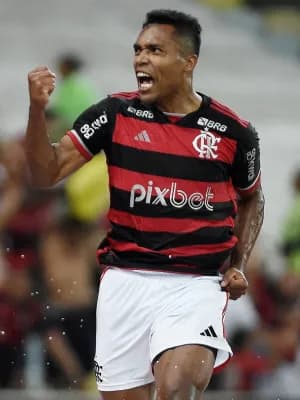 Alex Sandro sente desconforto na coxa e desfalca o Flamengo contra o Bahia