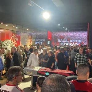 Familiares e amigos se despedem de Apolinho em velório na sede do Flamengo