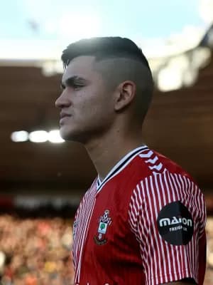 Flamengo oficializa a contratação de Carlos Alcaraz, do Southampton