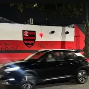 'Fora Tite': Torcida do Flamengo picha muro de sede após nova derrota