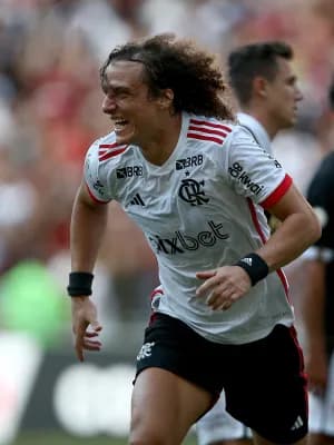 Emoção por Rodinei e adoção dos jovens: como David Luiz é líder no Flamengo