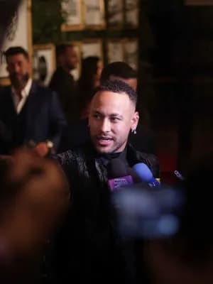 Hipócrita, Neymar faz caridade enquanto burla leis e afronta mulheres
