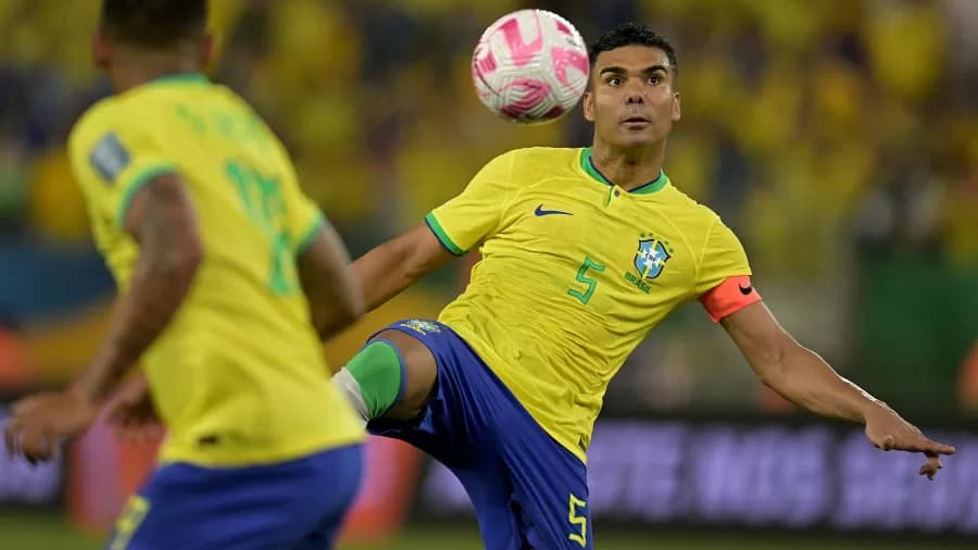 Dorival mantém base, e ausência de Casemiro marca transição de gerações