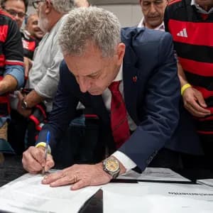 Conselhos do Flamengo questionam Landim por aumento de gastos e contas