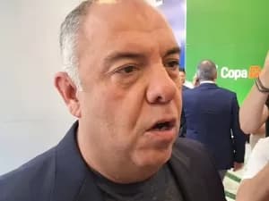 De férias no Brasil, Rafael Leão ouve rap carioca e usa camisa do Flamengo