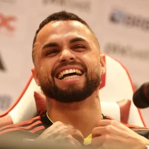 Michael arranca risadas em apresentação no Fla e projeta reestreia domingo