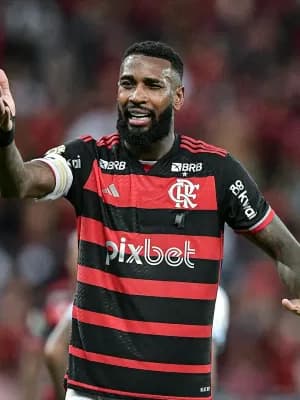 Gerson cresce como líder, vira 'paizão' e se torna referência no Flamengo