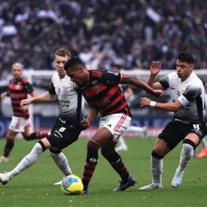 Expulsão justa, mas Fla venceria o fraco Corinthians se fossem 11 contra 11