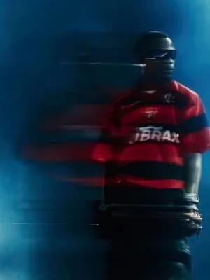 Travis Scott faz show em Chicago vestindo a camisa do Flamengo