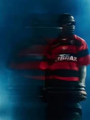 Travis Scott faz show em Chicago vestindo a camisa do Flamengo