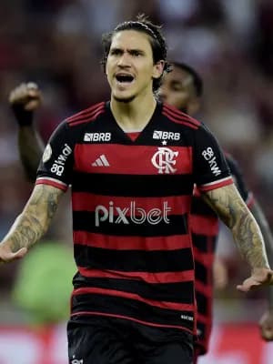 Flamengo marca no fim, bate Fluminense e mantém a liderança do Brasileirão