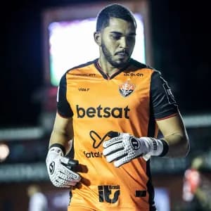 Goleiro faz milagre e dá início a gol do Vitória contra o Flamengo; veja