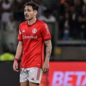 Por que o Palmeiras investe mais do que o Flamengo no meio do ano