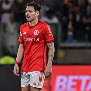 Por que o Palmeiras investe mais do que o Flamengo no meio do ano