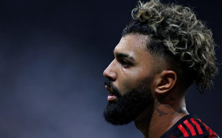 Comentarista se irrita com foto de Gabigol com camisa do Corinthians: ‘Que p**** é essa?’