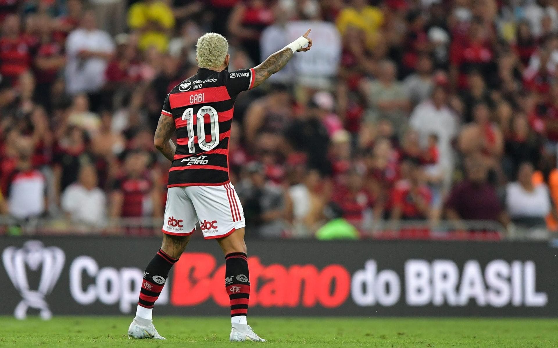 Novo camisa 99, Gabigol caiu de rendimento após trocar 9 por 10 no Flamengo