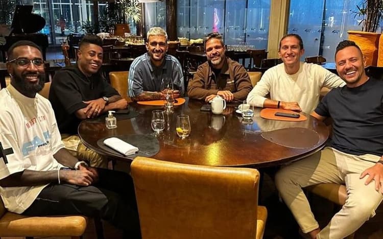 Campeões da Libertadores pelo Flamengo se reencontram e torcida cobra ausência de Gabigol