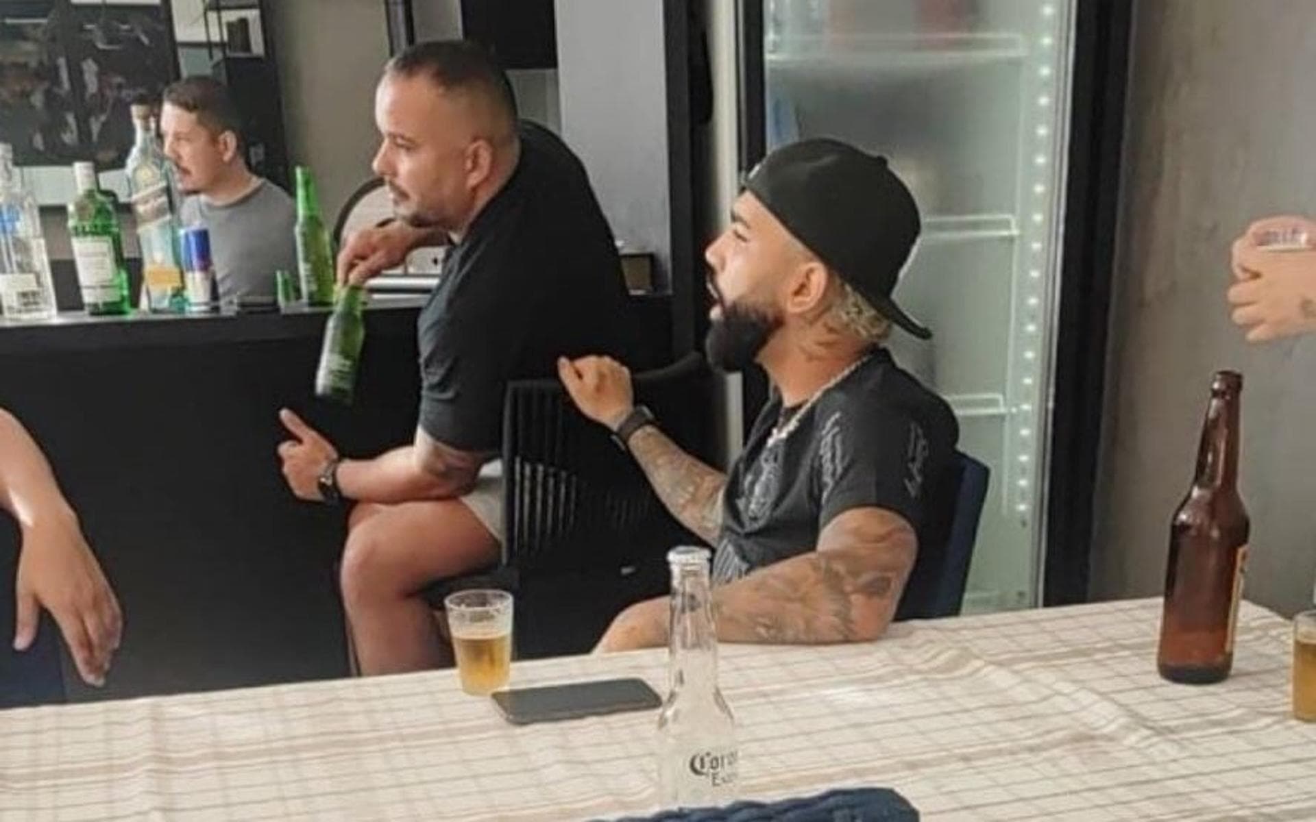 É fake? Designer analisa foto de Gabigol com camisa do Corinthians e dá veredito