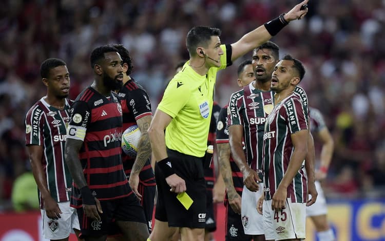 Veja análise do VAR em pênalti decisivo no clássico entre Flamengo e Fluminense