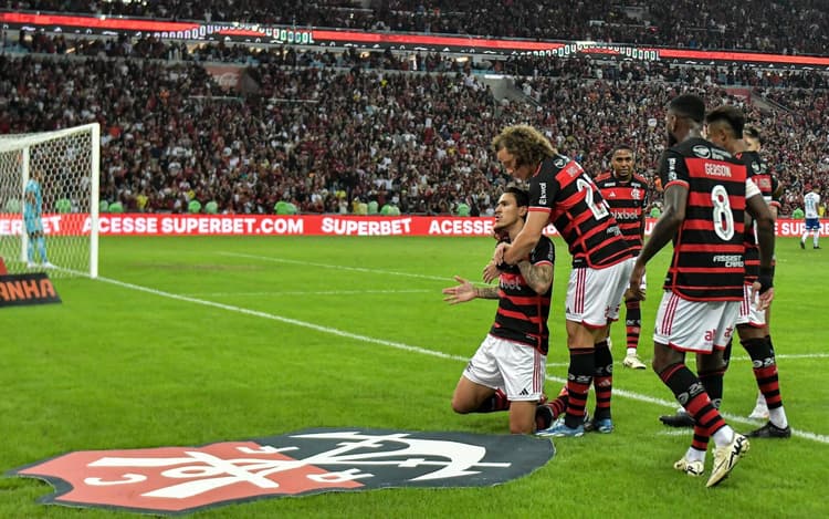 Pedro marca, Flamengo vence Cruzeiro e abre vantagem na liderança do Brasileirão