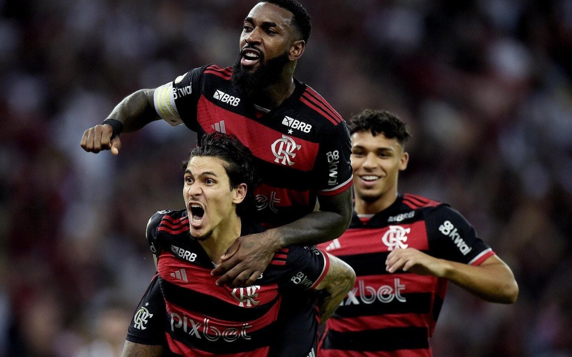 Flamengo domina Fluminense, vence clássico e se consolida na liderança