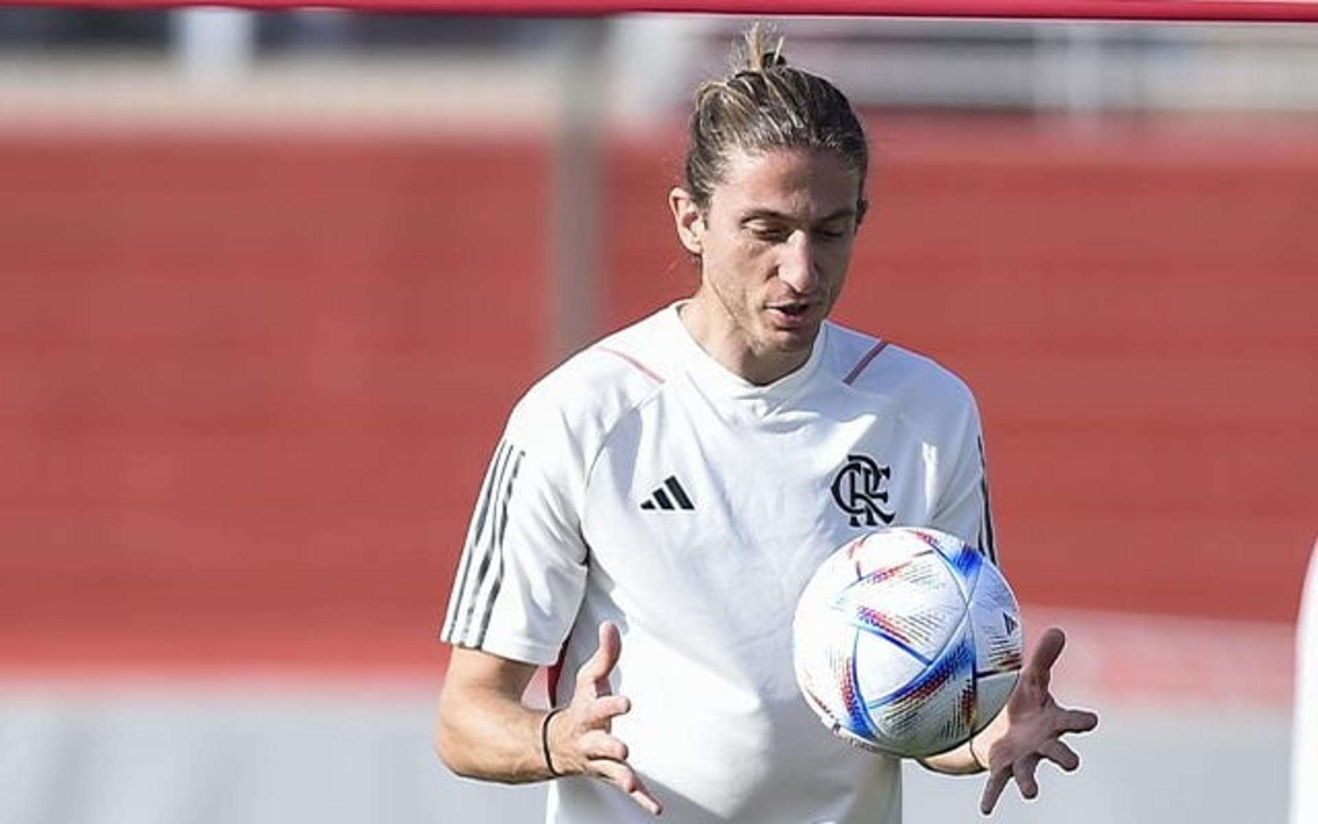 Após anúncio do Flamengo, clube europeu envia mensagem para Filipe Luís