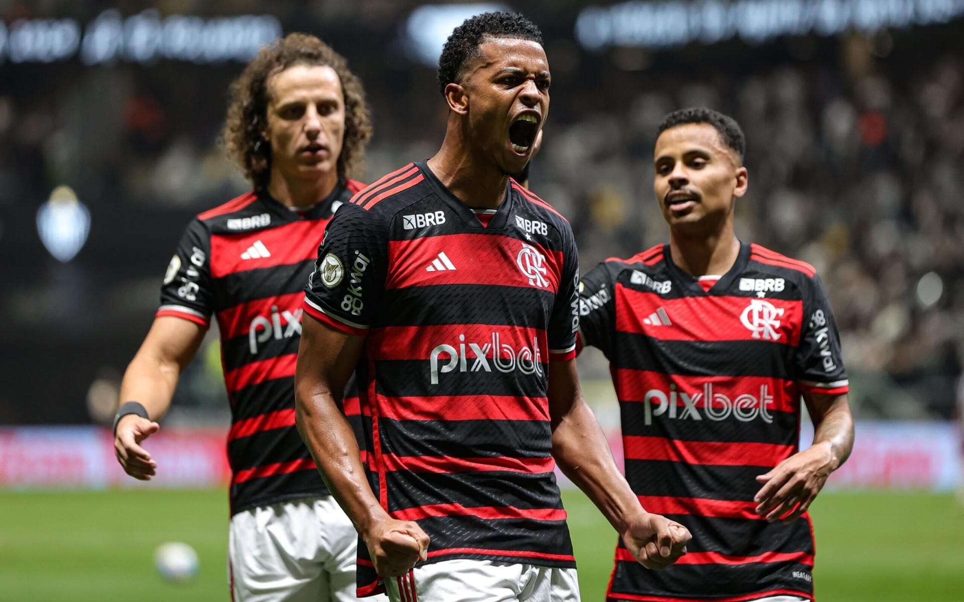 Fora de casa, Flamengo amassa Atlético-MG e segue na liderança do Brasileirão