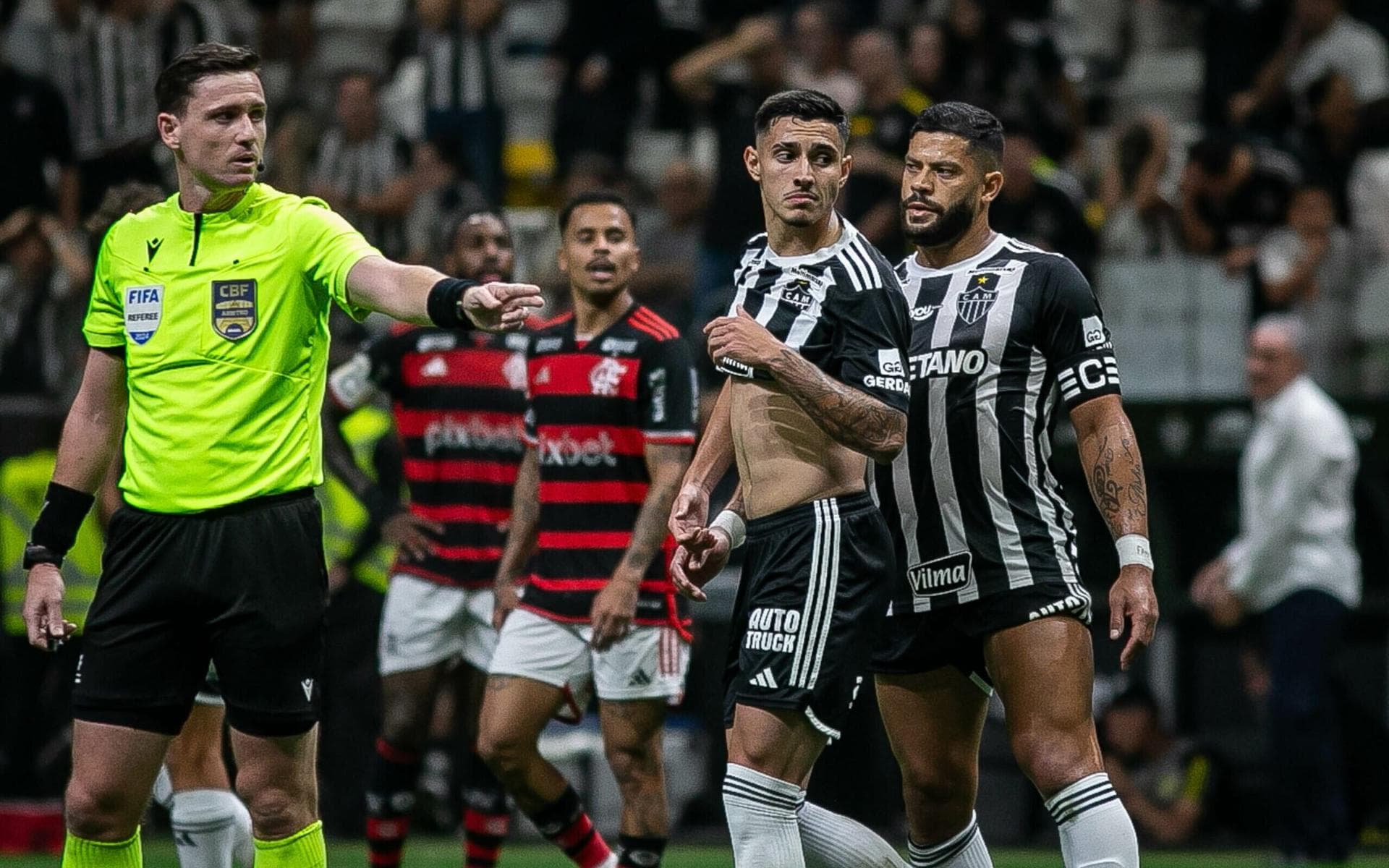 Torcedores do Flamengo contestam arbitragem e reclamam de pênaltis: ‘Boicote descarado’