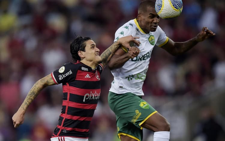 Flamengo empata com o Cuiabá e segue na liderança do Brasileirão