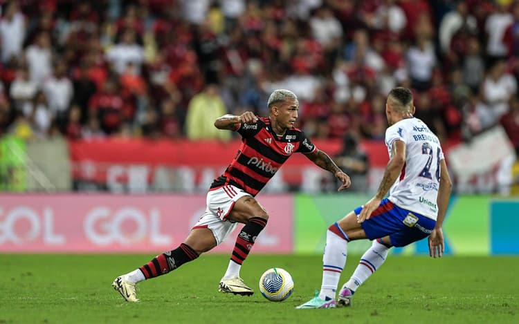 Torcedores do Flamengo se revoltam com Wesley após gol contra: ‘Cabeça de balão’