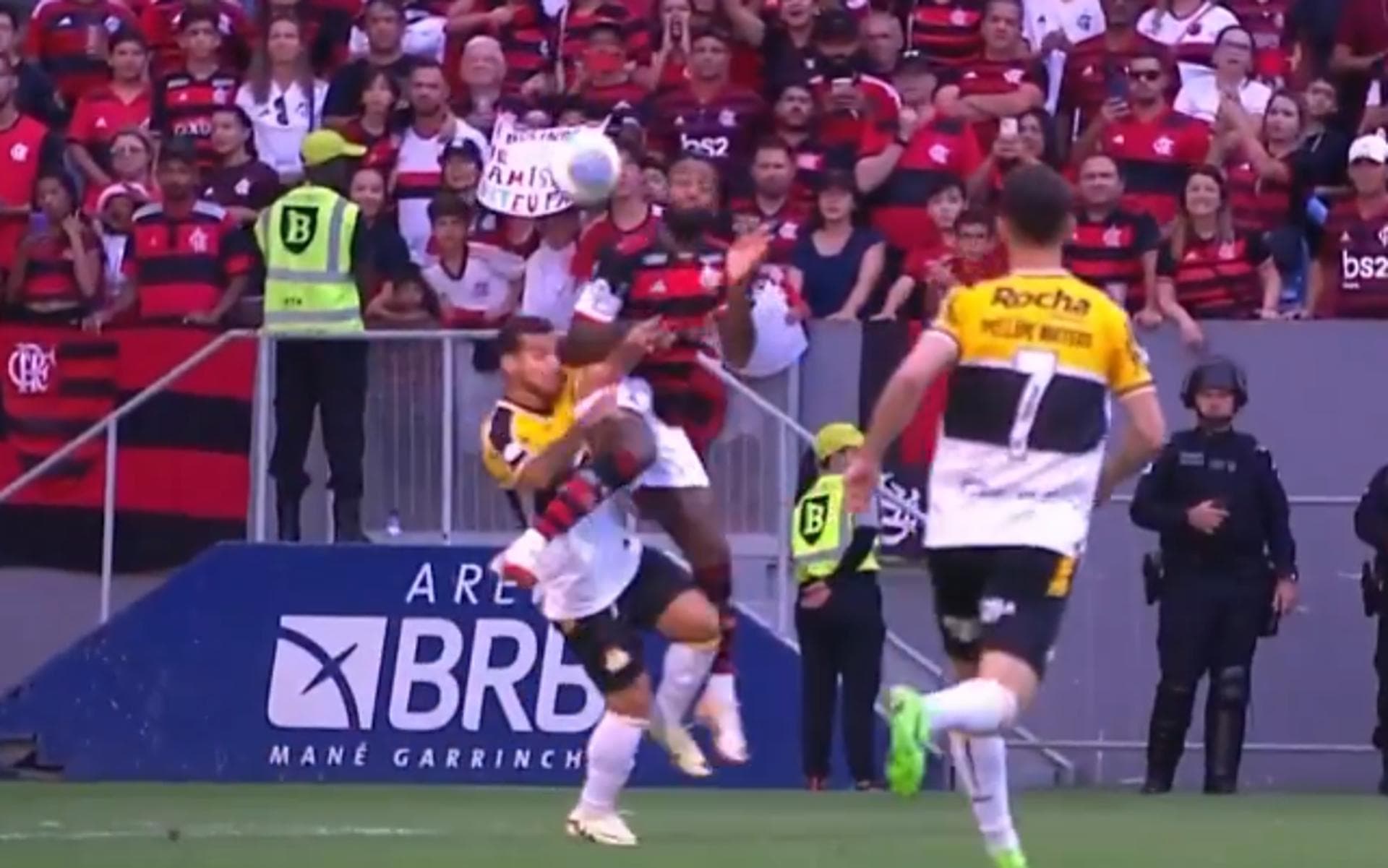 Torcedores pedem expulsão de jogador do Flamengo após cotovelada