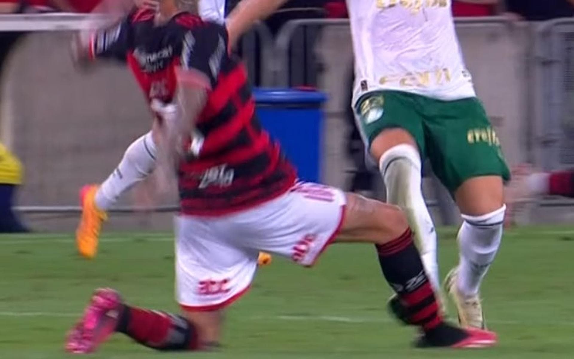 Torcedores se indignam com lance em Flamengo x Palmeiras: ‘Depois dizem que é VARmengo’