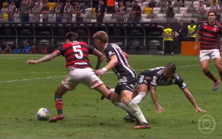 Narrador questiona possível pênalti não marcado para o Flamengo e faz comparação