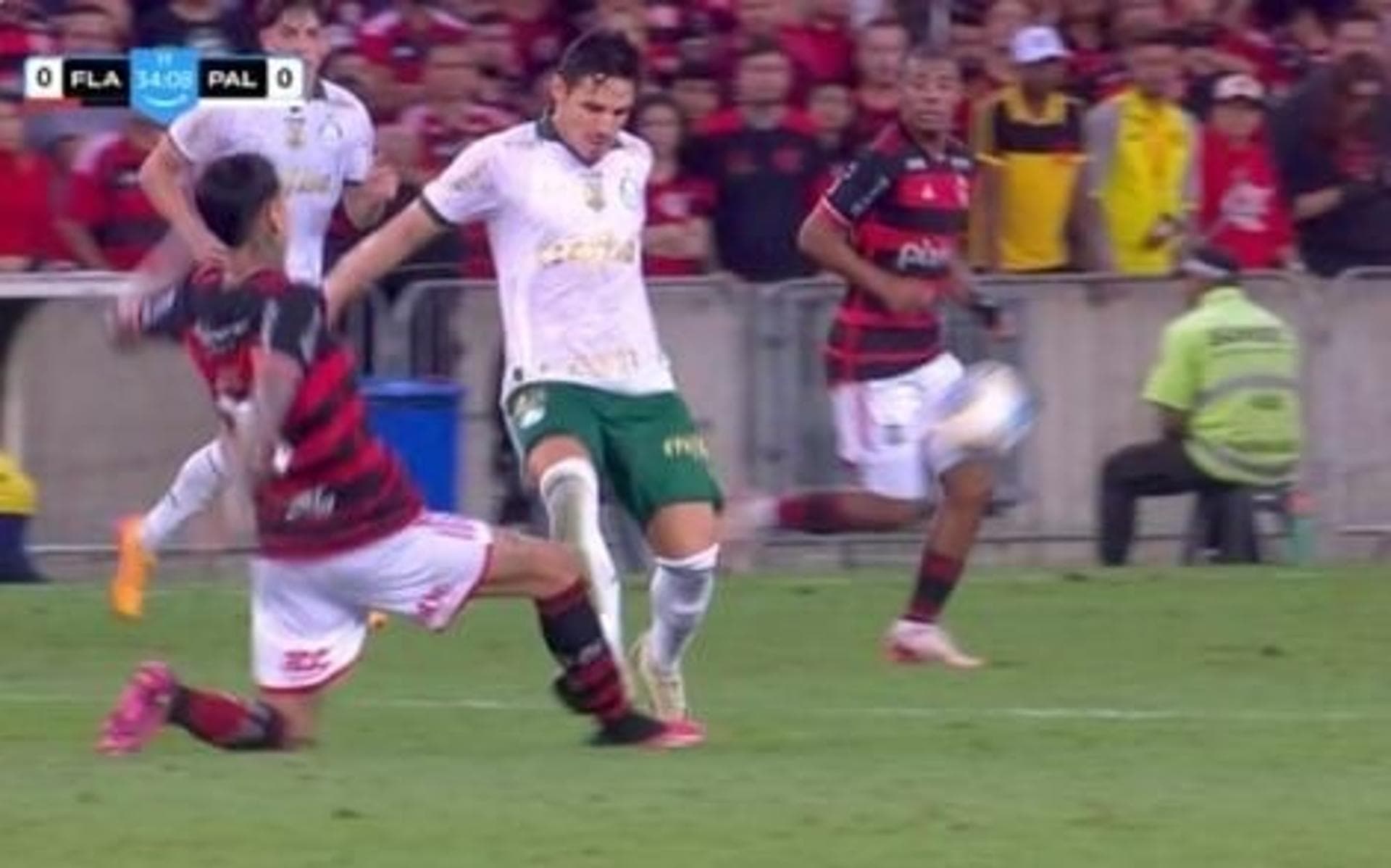 Merecia expulsão? Ex-árbitro bate martelo em lance polêmico de Flamengo x Palmeiras