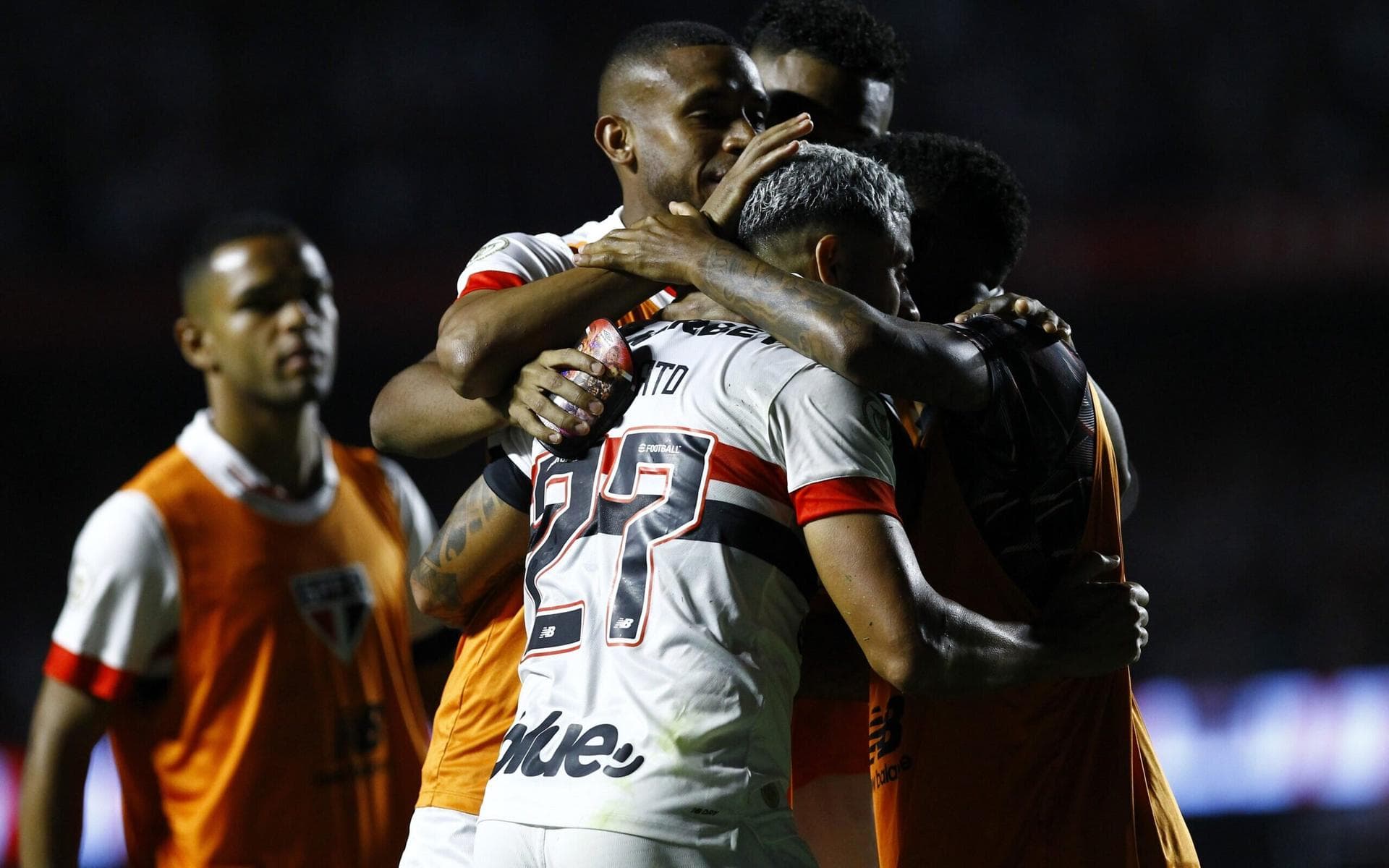 São Paulo vence o Flamengo, que deixa a liderança do Brasileirão
