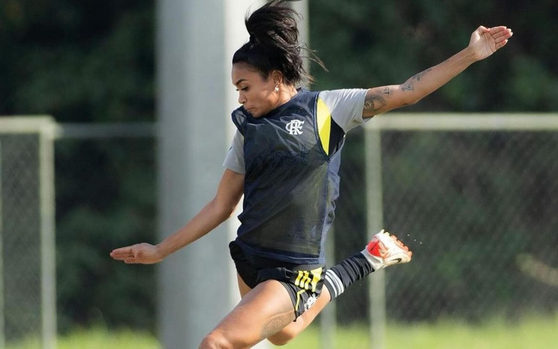 Jogadora do Flamengo projeta retorno do Brasileiro e ressalta foco na classificação